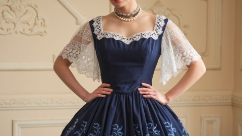 Retro Glamour: Dress to Impress with Vintage Elegance